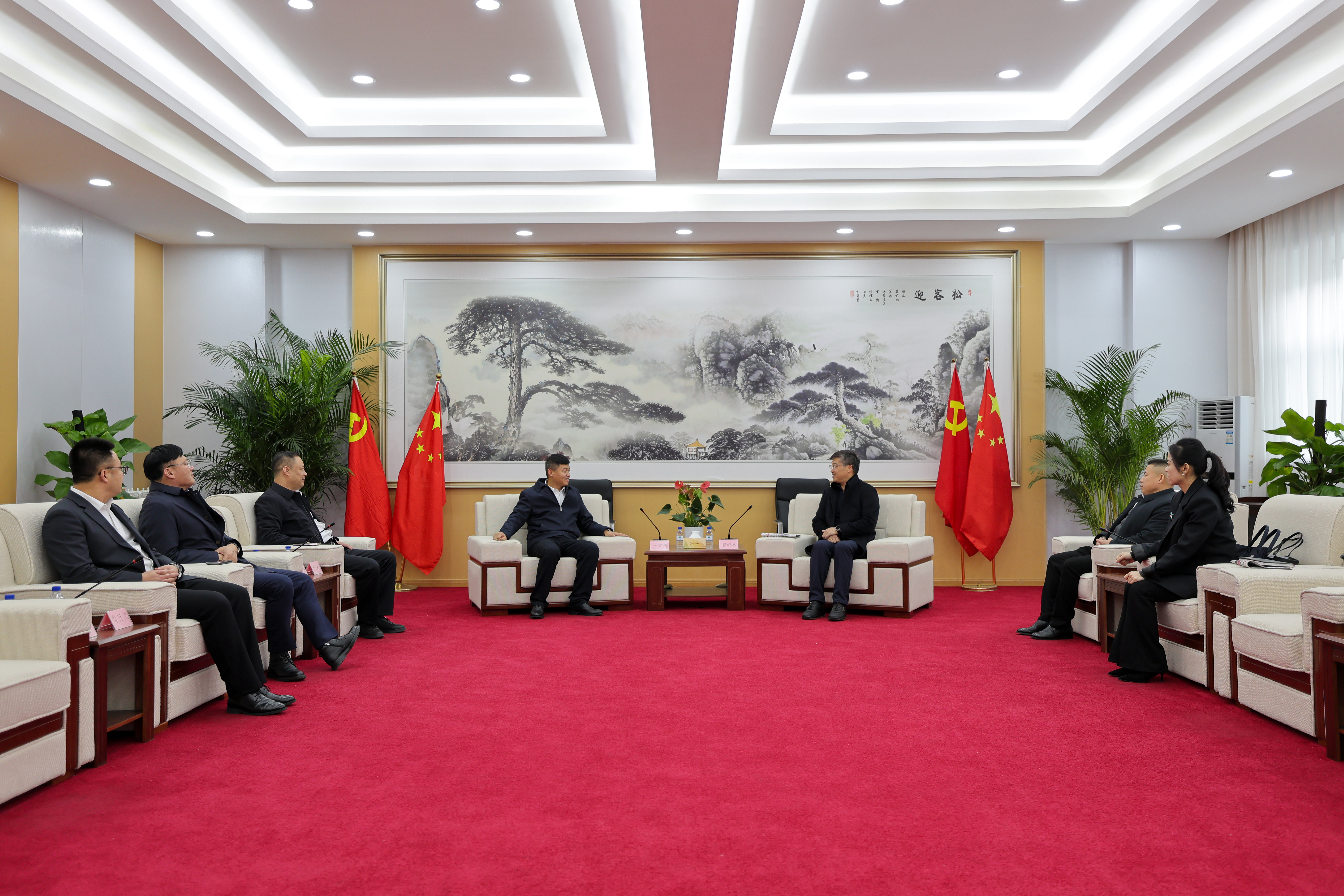 王文亮與大祥區委副書記、區長曾嶠林會談，國家發改委國際合作中心研究員、國家糧食和物資儲備高質量發展課題組負責人申濤參加會談